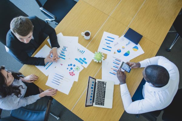 Vai abrir empresa com sócio? Entenda o que causa o fim da sociedade
