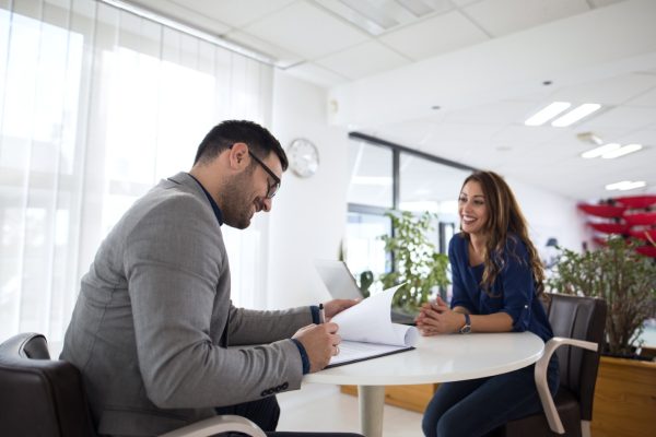 Contratar funcionário ou terceirizar com PJ? A decisão que muitos pequenos negócios tomam sem calcular